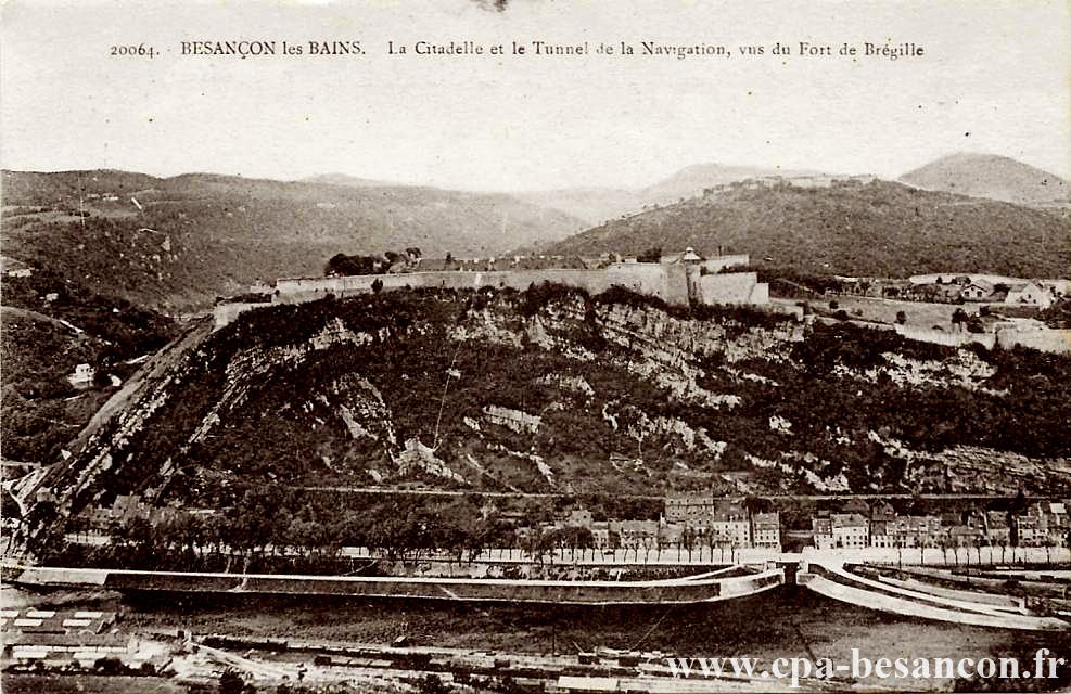 20064. BESANÇON les BAINS. La Citadelle et le Tunnel de la Navigation, vus du Fort de Brégille